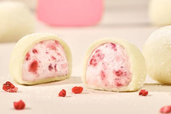 冬限定スイーツブランド「スノー」のホワイトデー、北海道苺入り生トリュフ「スノーボール 白」