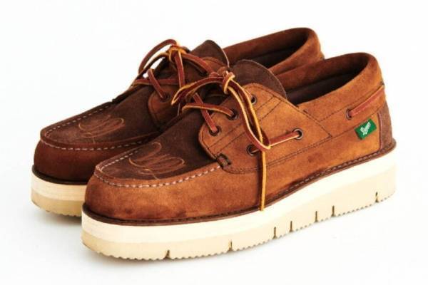 ホワイトマウンテニアリング×ダナーの新作シューズ、ロゴ刺繍入りスエードアッパーに厚底ソール