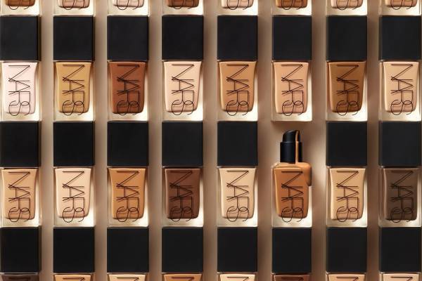 NARS22年夏の新リキッドファンデ、光の反射で透明肌に＆スキンケア成分を70%配合