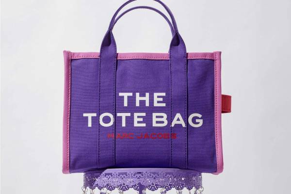 マーク ジェイコブス「ザ トート バッグ」に新作、パープルのマルチカラー&タイガー柄など