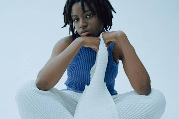 イッセイ ミヤケ“まるでスポンジ”伸び縮みする新作ニット、ジグザグ編み目のスカートやバッグ