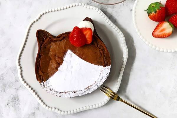 “ハチワレねこ”形ガトーショコラが「パティスリーピネード」から、濃厚チョコ×苺の耳飾りつき