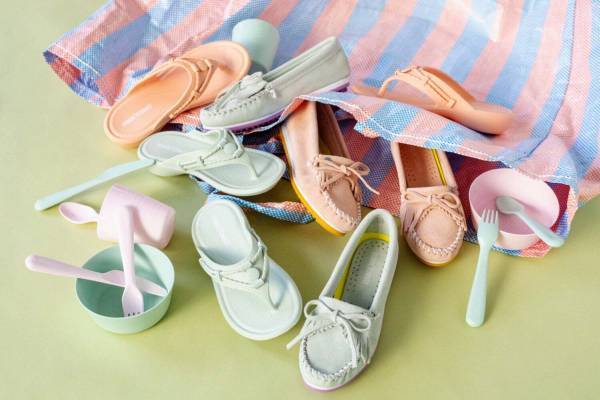 ミネトンカ春めく“パステルカラー”の新色モカシン&サンダル、淡いピーチとミントの2色で