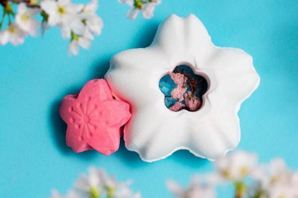 ラッシュ“塩漬けサクラが溢れ出る”桜型バスボムなど、フラワーモチーフの春限定ボディケア