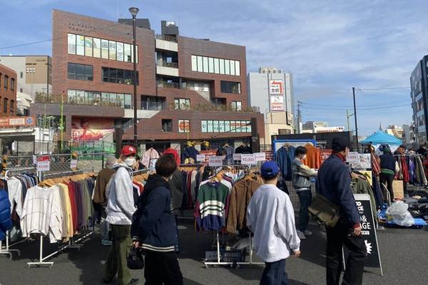 「下北沢古着マーケット vol.8」東口駅前広場で開催、下北の古着店約15店舗が出店