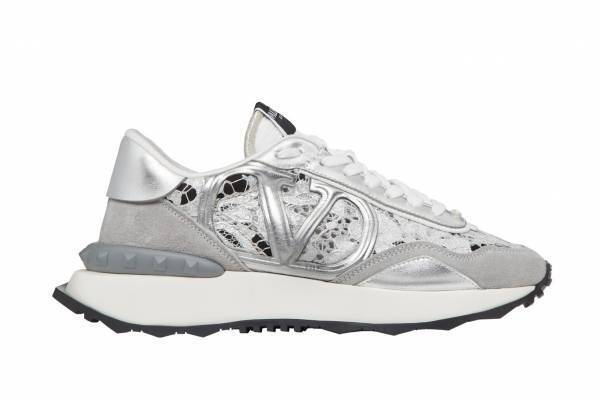 ヴァレンティノ新スニーカー「レースランナー」繊細なレースをアッパー全体に