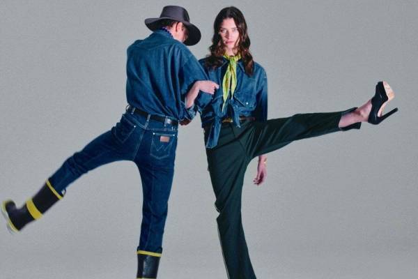 F/CE.×ラングラー、ブーツカット＆オーバーサイズシャツのセットアップ