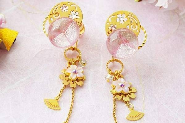 “ピアスのようなイヤリング”「ぴあり」春の京都＆舞妓イメージの新作、桜ピンクのガラス＆扇モチーフ