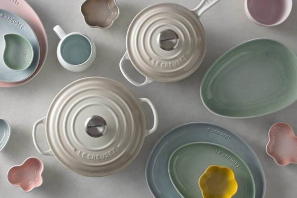 ル・クルーゼ2022年春夏新作“花びらイメージ”のプレートやグラデカラーの鋳物ホーローウェア