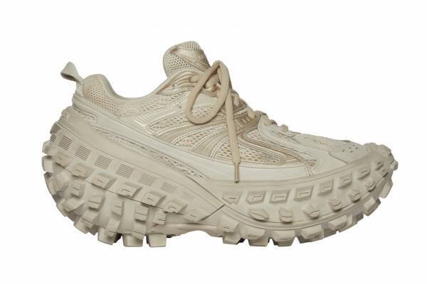 バレンシアガの新作スニーカー「ディフェンダー」“タイヤ”のようなチャンキーソール