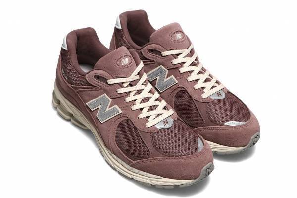 ニューバランスのスニーカー「2002R」新色、落ち着いた“黒イチジク”カラー＆淡いネイビー