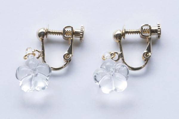 ガラスメーカー「ハリオ」が作る“梅の花”モチーフのガラスピアス、ひな祭りに向けた限定アクセサリー