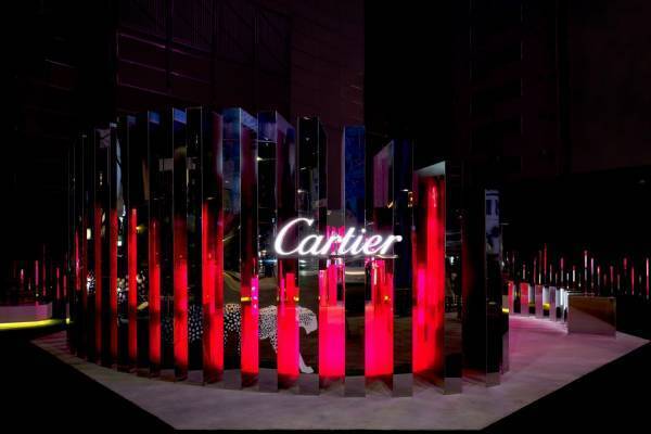 カルティエ“愛”を祝福するモニュメントが表参道交差点に、想いを反映したインタラクティブな仕掛けも