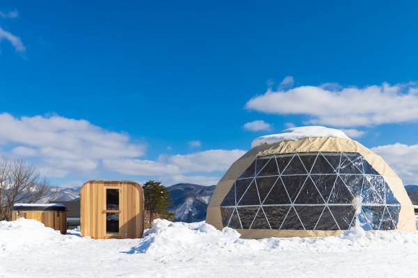 新グランピング施設「フロム ピー」長野・白馬村初プライベートサウナ付きの貸切ドーム型テント