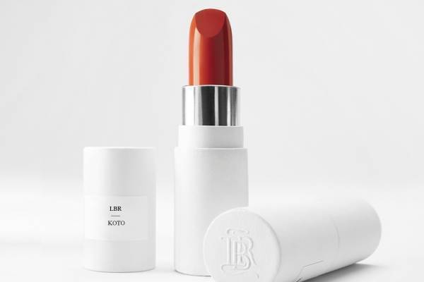 仏発ラグジュアリーコスメ「ラ ブーシュ ルージュ」×榮倉奈々、ブラウン系レッドリップ限定発売