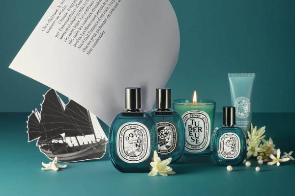 ディプティックのフローラルフレグランス「ド ソン」ブルーの限定デザインに、ハンドクリームコフレも