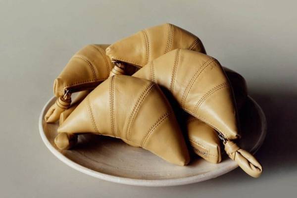 ルメール"クロワッサン型"の新作コインケース、トップステッチでふっくら感を再現