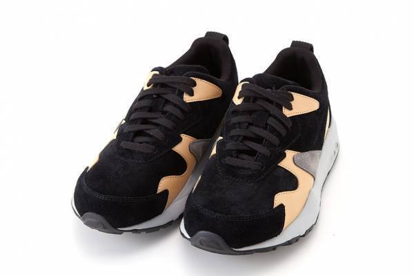 エミとルコック スポルティフのコラボスニーカー、“上品スエード”アッパー×ボリュームソール