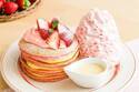 エッグスンシングスから春限定「ストロベリーと練乳のパンケーキ」たっぷり苺ホイップと練乳で
