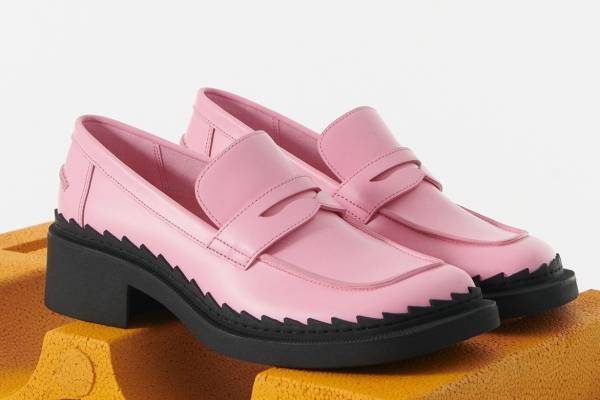 カンペール新作「テイラー」“ギザギザ”モチーフのヒール付きローファー、80年代ヴィンテージ風