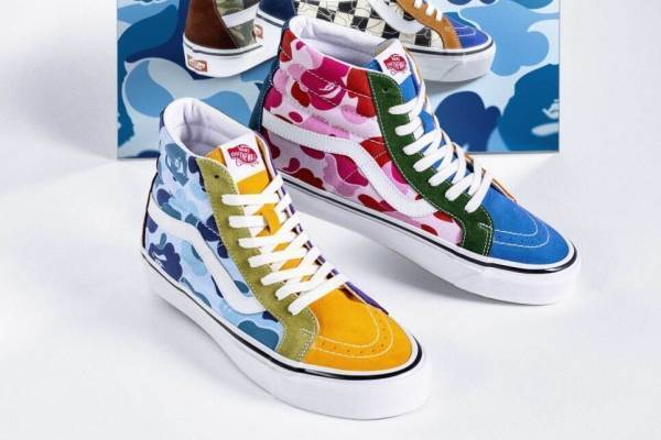 ア ベイシング エイプ×VANSの新作スニーカー、人気モデルをベースにしたカモ柄アレンジの2型