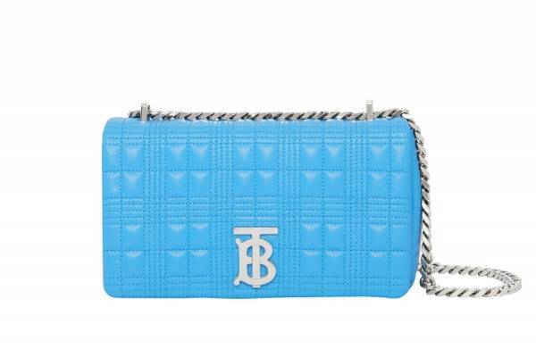 バーバリーの新作バッグ「ロンビ」“ミニマルな楕円形”ショルダー、人気の「ローラ」バッグにメンズ初登場