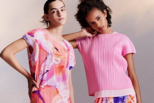 プリーツ プリーズ イッセイ ミヤケ"風に舞う花びら"着想のトップ&パンツ、“桜の木”カラーで