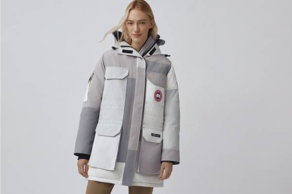 カナダグース“パッチワーク”デザインの日本限定ダウン、メンズのネイビー&ウィメンズのグレーで