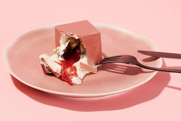 四角いルビーチョコから“とろ～り”レアチーズが溢れる新感覚スイーツ、渋谷「なんとかプレッソ2」で