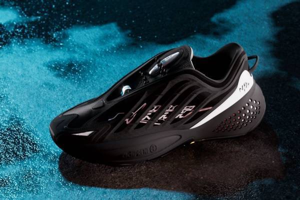 アディダス オリジナルス×グッチメイズのスニーカー、光で浮かび上がる"シークレットロゴ"