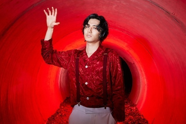 藤井風の最新アルバム『LOVE ALL SERVE ALL』「きらり」「燃えよ」など含む全11曲