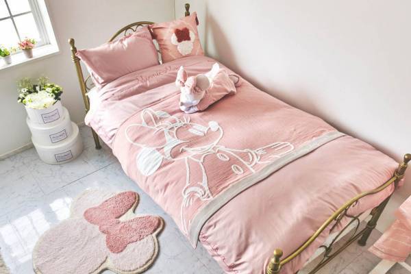 “パジャマ姿”のミッキーマウス＆ミニーマウスの寝具、ベッドカバーや抱き枕などディズニーストアに