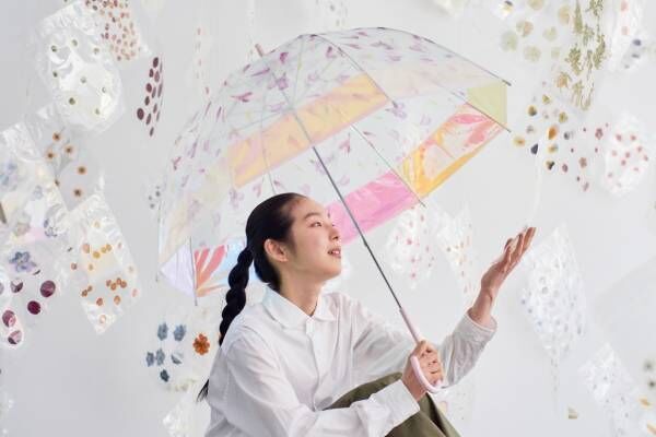 Wpc.“花びらが宙を舞う”ビニール傘に新作、幻想的なシャイニー生地×淡い春色フラワーのドーム型