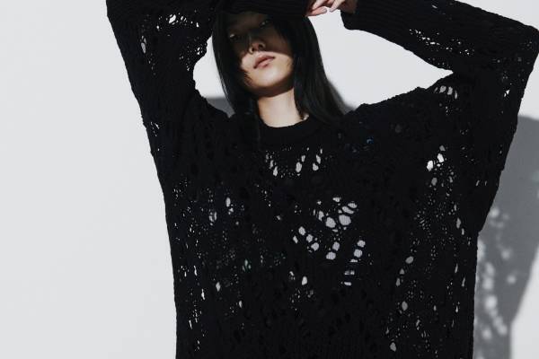 Y'sの新作ウェア、抽象柄プリントのシャツドレス&ざっくりレース編みのサマーニットなど