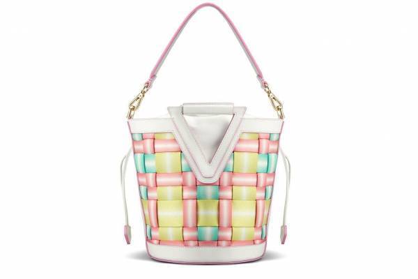 ロジェ ヴィヴィエ22年春夏、パステルカラーのRV バケットバッグ＆クリスタルバックル付きサンダル