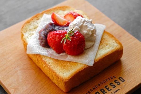 レブレッソの春限定「いちご大福トースト」桜あんホイップを添えて、サクサク×もちもち食感