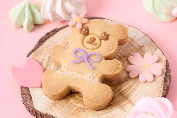 サマンサタバサスイーツ新作、くまのアイミーが“花見”を楽しむスイーツ缶を限定発売