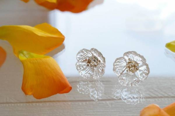 ガラスメーカー「ハリオ」が作る“春の花”モチーフのガラスピアス、可憐なポピーやスミレなど