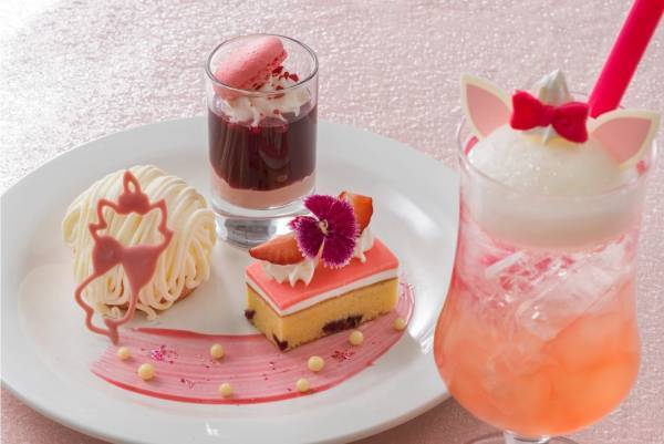 東京ディズニーランド“マリー主役”の新デザートセット、ネコ耳付きドリンク＆ピンクのマカロンなど
