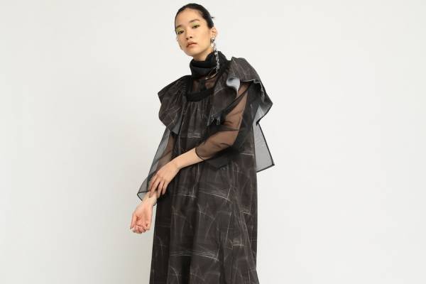 フミエ タナカ×レイ ビームス、透け感“チュール”重ねたロングドレスやヴィンテージ風ネックレス