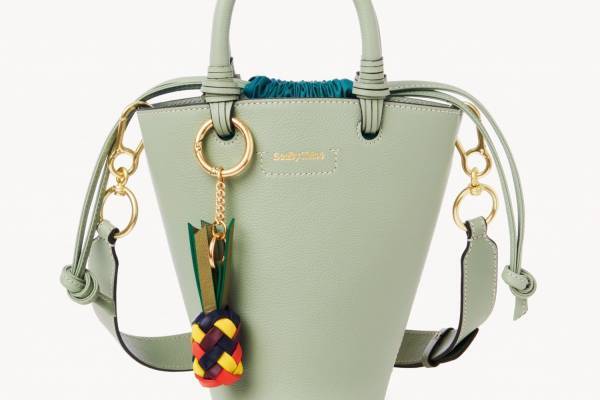 シーバイクロエ「セシリア」“シャーベットカラー”の新作バッグ、カラフルなパイナップルチャーム付き