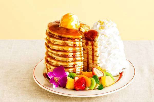 エッグスンシングス“10枚のパンケーキ”を重ねた限定プレート、たっぷりホイップ＆フルーツも