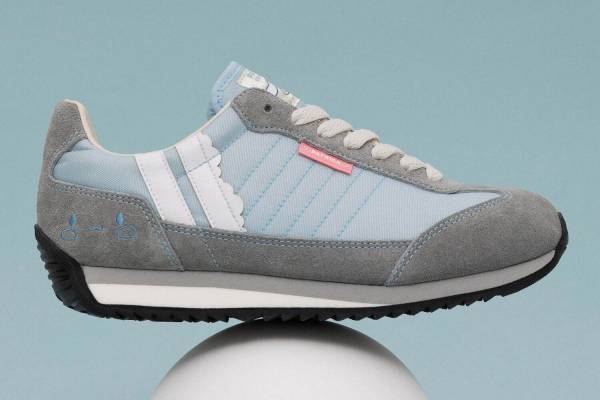 パトリック×シナモロール、シナモロールブルーのスニーカー「マラソン」ワンポイント刺繍入り