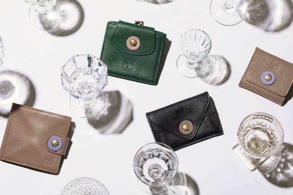 イル ビゾンテ新作レザー財布、“ヨーロッパの街並み”風ナチュラルカラー&差し色が彩るロゴボタン