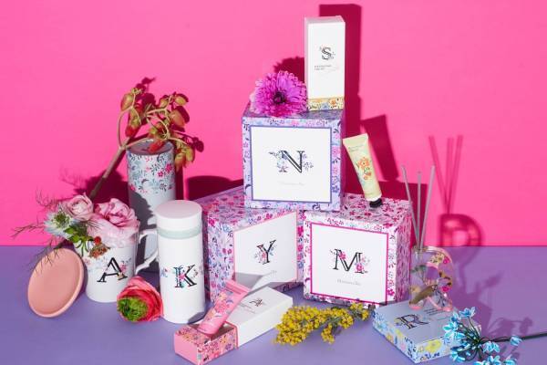 アフタヌーンティー・リビング春の新作ギフト、“イニシャル入り”花柄マグカップ＆ポーチなど