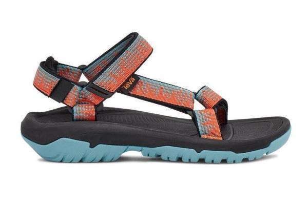 Teva2022年春夏新作サンダル、人気モデルが“砂丘の熱波”モチーフやタイダイ柄で新登場