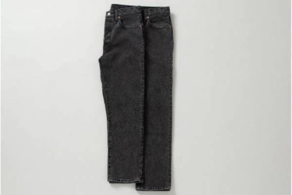 リーバイスのビオトープ別注「501 クロップ」デニムパンツ、ブラックのヴィンテージニュアンスカラーに