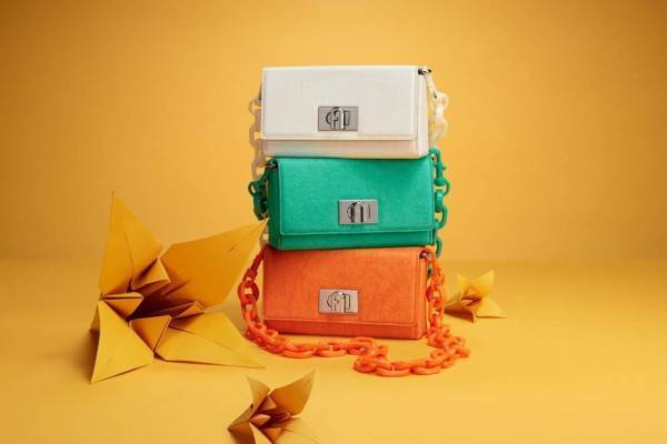 フルラ"折り紙"のように折り畳みできる紙素材バッグ「フルラ ブルームバッグ」全10色展開