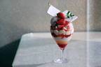 エンポリオ アルマーニ カフェ“苺×酒粕×柚子”限定パフェ、ライスクリスピーや米のミルク煮を合わせて