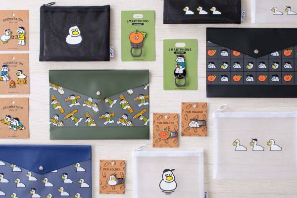 松本セイジ×マークスのコラボ雑貨、“犬とアヒルの日常”描いた刺繍ステッカーやポーチなど